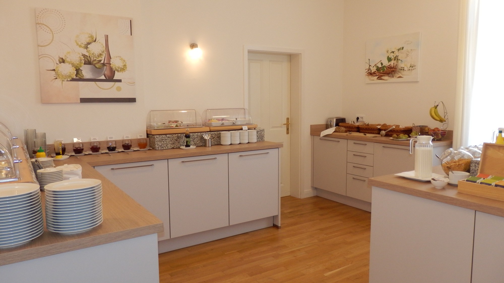 Buffet im Hotel Bellevue Hameln mit Müsli, Käse, Wurst und frischen Backwaren