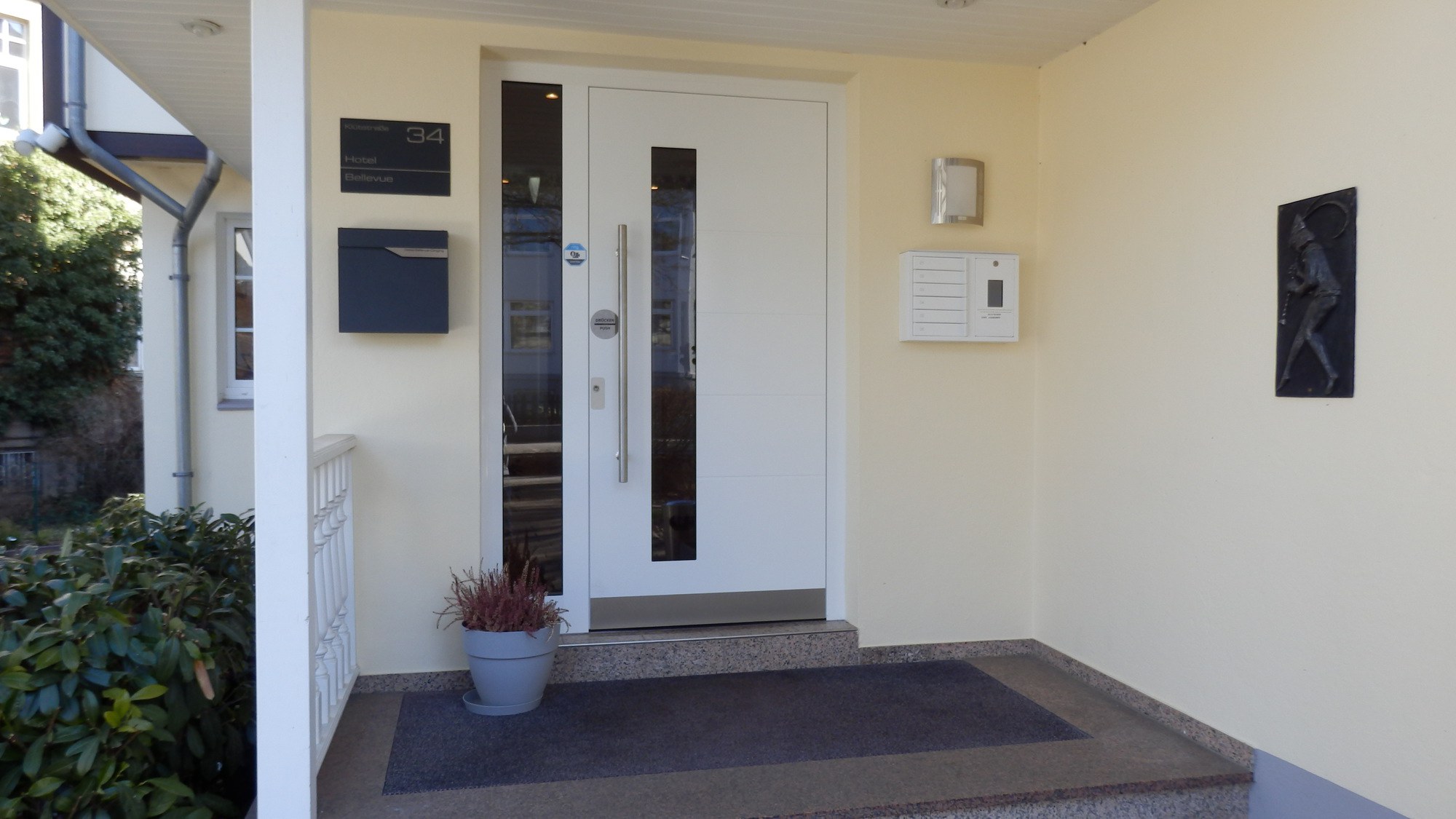 Hotel Bellevue Hameln Eingangstür mit modernem Design