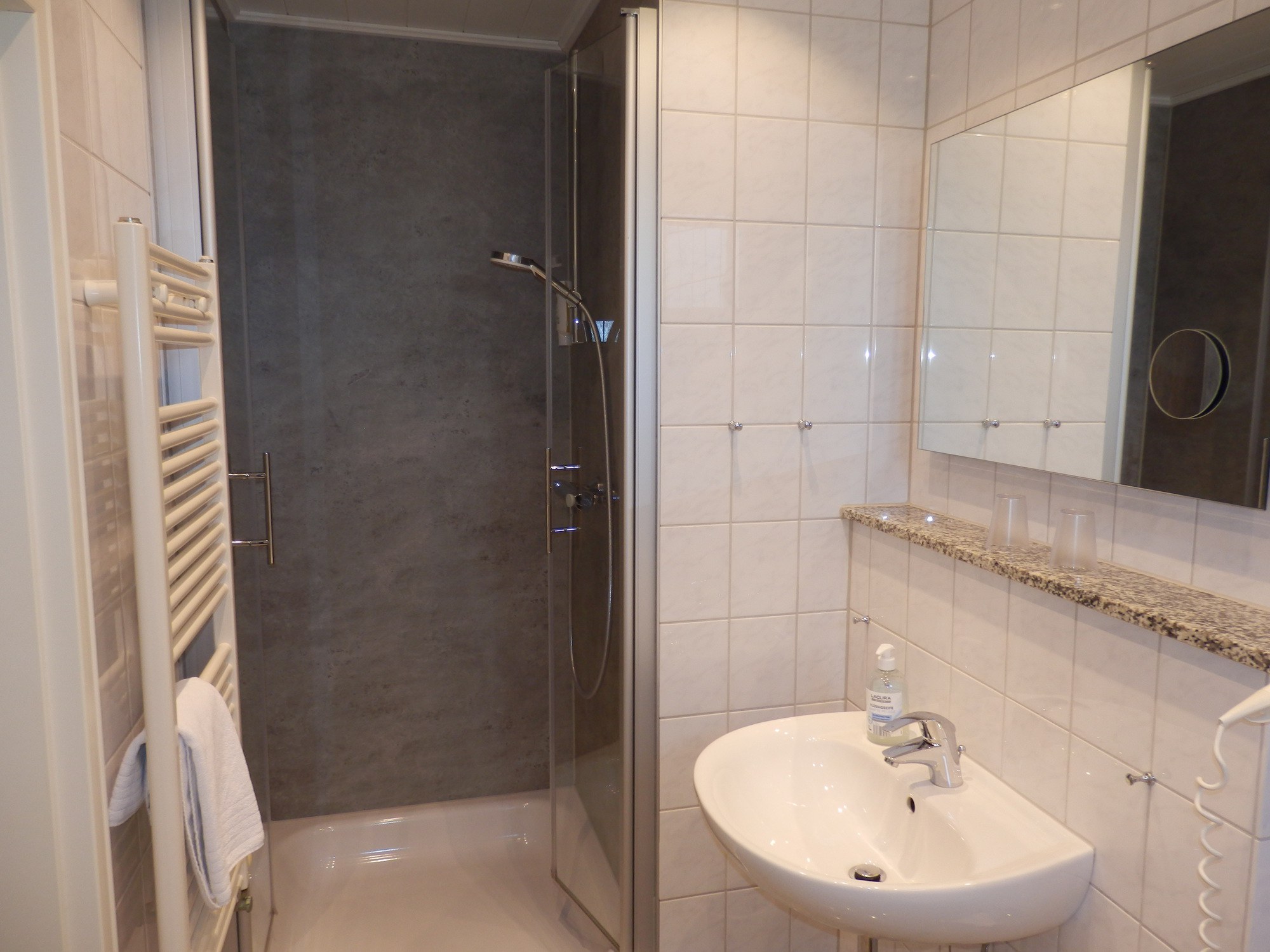 Badezimmer Hotel Bellevue Hameln komfortabel und modern