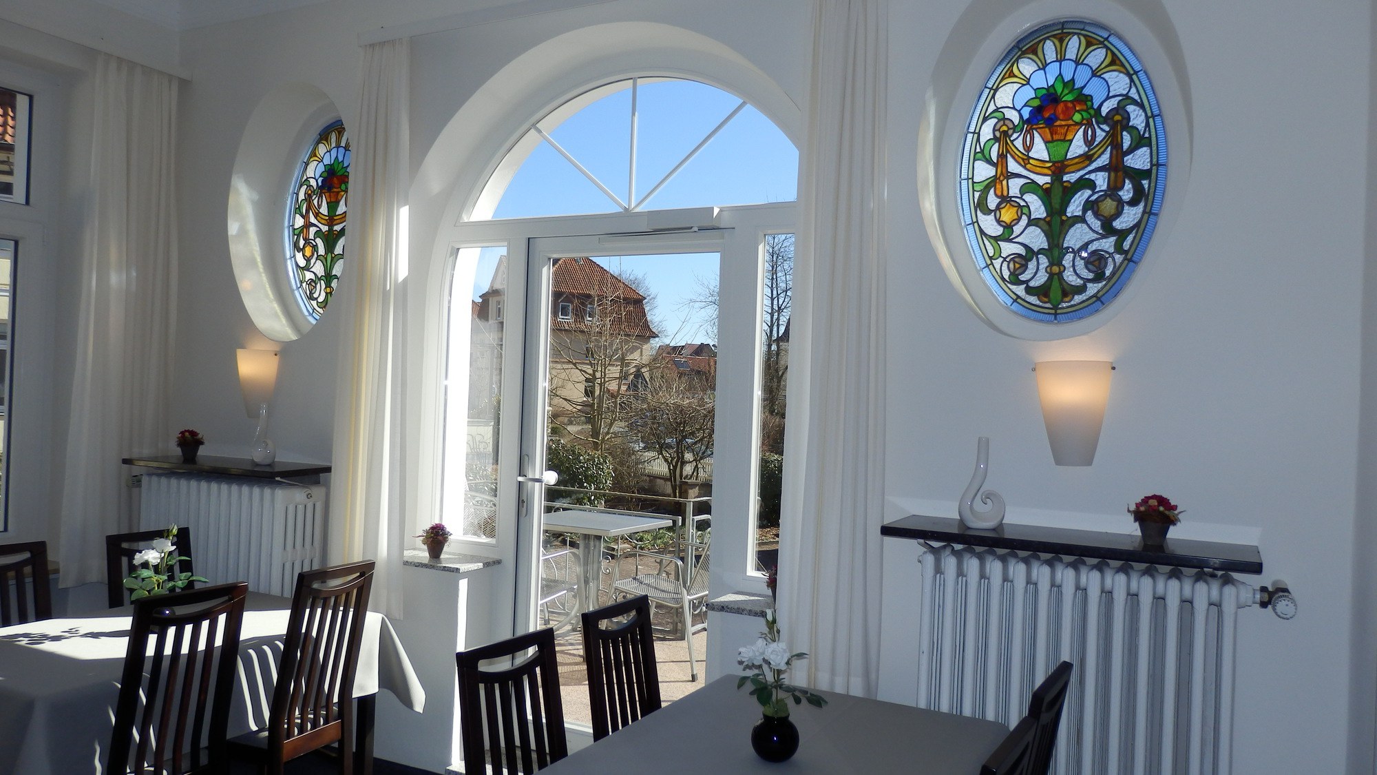 Frühstücksraum Hotel Bellevue Hameln Tageslicht durch große Fenster