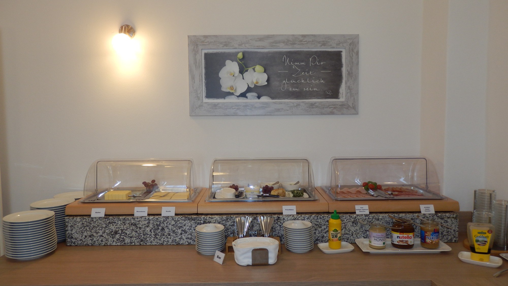 Buffet im Hotel Bellevue Hameln mit Müsli, Käse, Wurst und frischen Backwaren