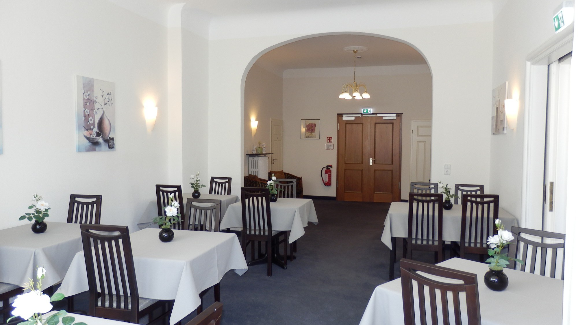 Frühstücksraum Hotel Bellevue Hameln mit Sitzbereich am Fenster und Tageslicht