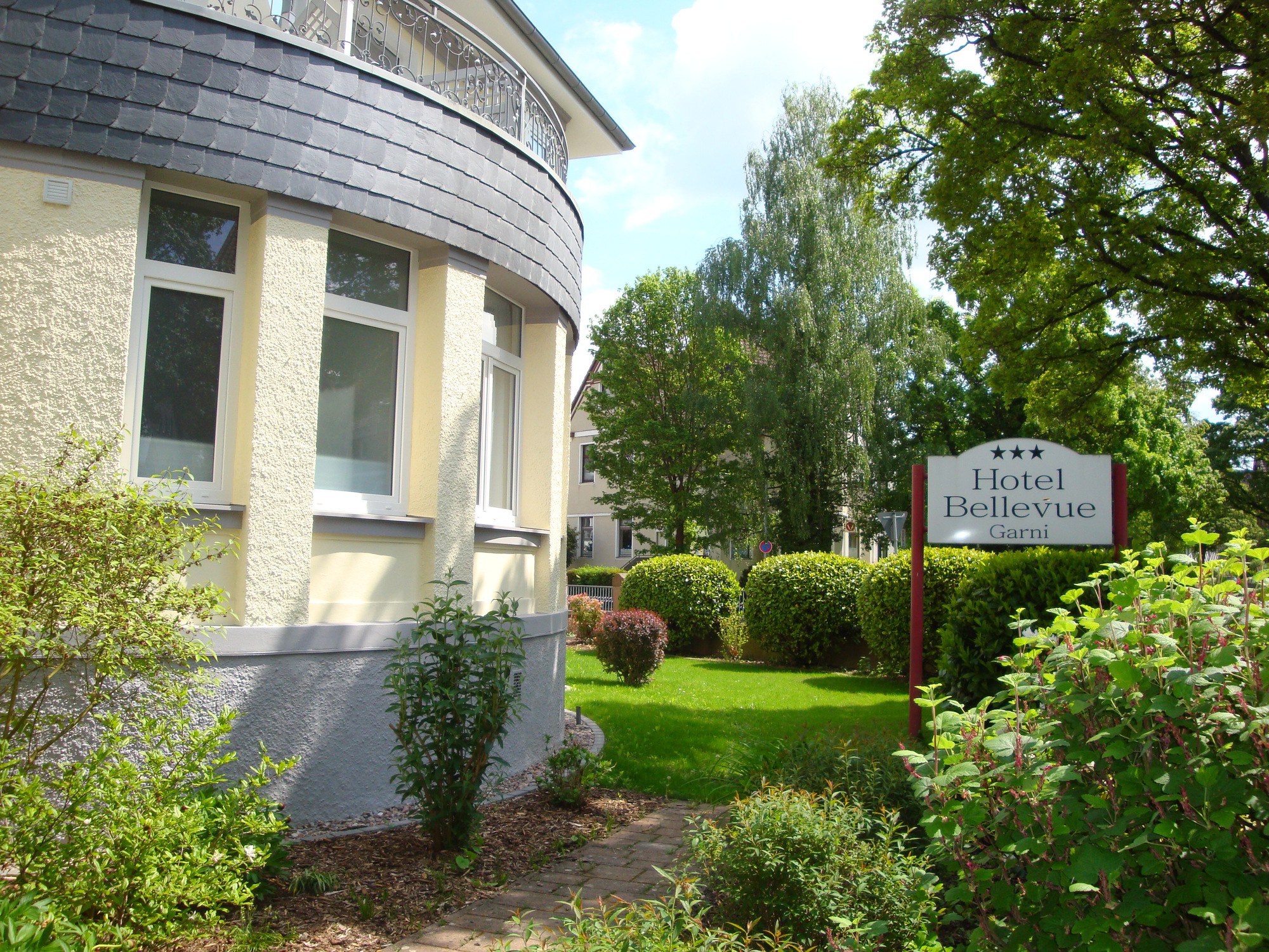 Bunte Blumen und gepflegte Pflanzen im Garten des Hotel Bellevue Hameln