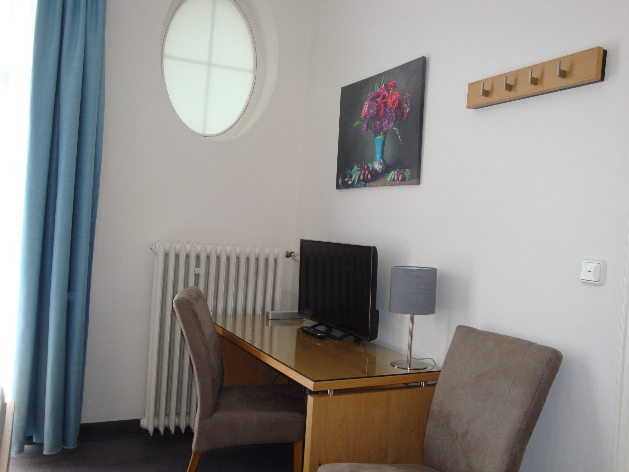 Schreibtisch im Einzelzimmer und Doppelzimmer Hotel Bellevue Hameln mit Arbeitsbereich und Stuhl