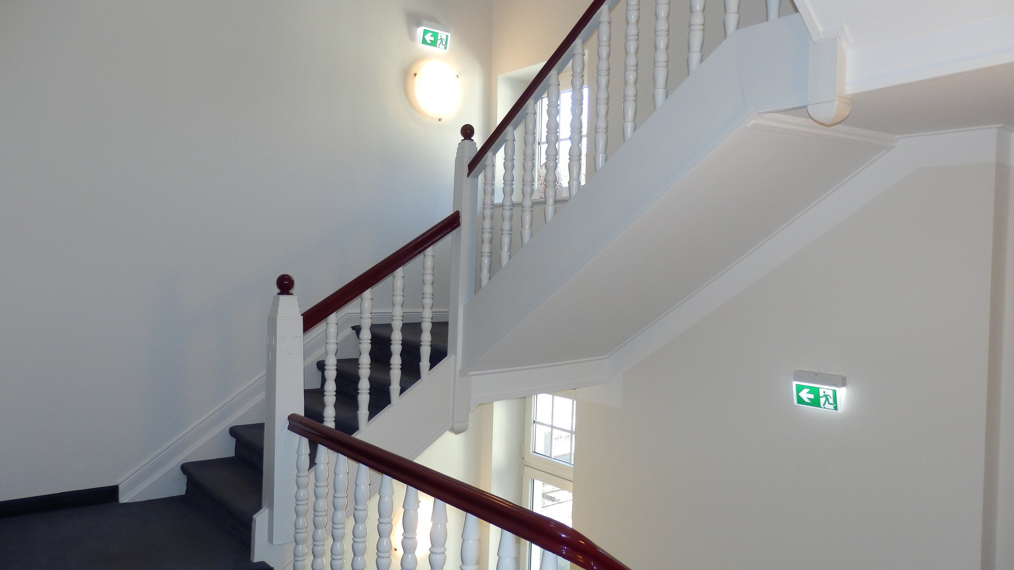 Treppenhaus im Hotel Bellevue Hameln mit Zugang zu den Zimmern